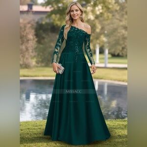 NWT ‼️ Gorgeous Emerald Formal Plus Size Gown w/ Lace Appliqué Sleeves 💃🏼